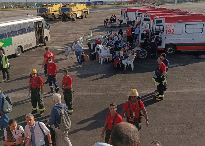 Cкоро будем пристегиваться весь полет: очередные жертвы турбулентности - пассажира зажало под потолком