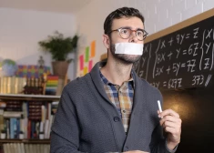 Учителя под ударом - больше ста педагогов наказали за язык