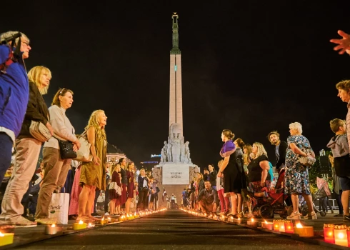 Akcija pie Brīvības pieminekļa "Baltijas ceļa" 30. gadadienā