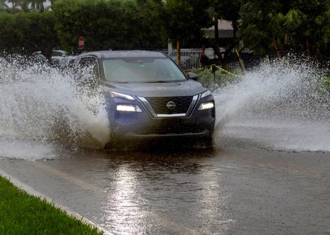 Kā pasargāt auto, dodoties pielijušās ielās?