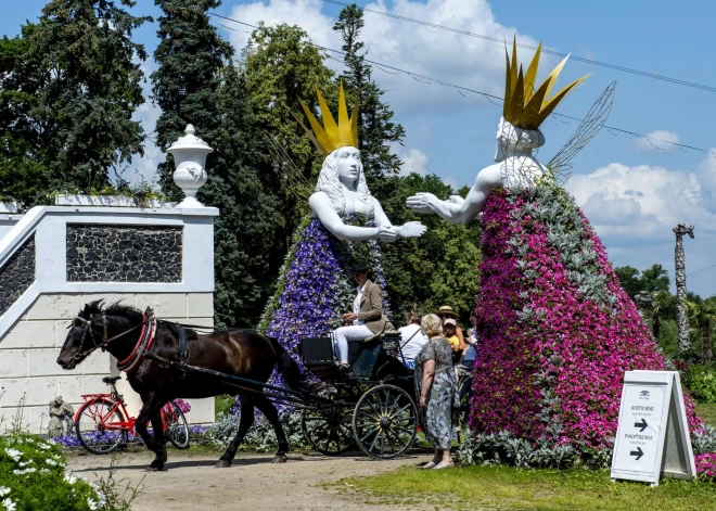 FOTO: Ir atklāts ziedu, mākslas un mīlas festivāls Pakrojas muižā 