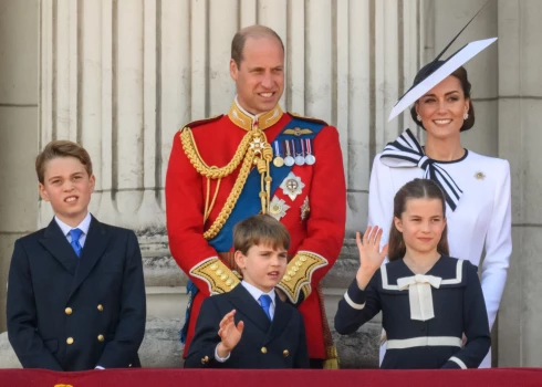 Velsas princis Viljams un princese Ketrīna ar bērniem - princi Džordžu, princi Luisu un princesi Šarloti.