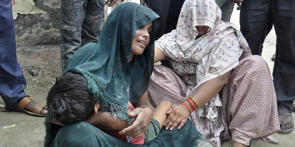 Vairāk nekā 100 cilvēku ir gājuši bojā drūzmā reliģiskā pasākumā Indijas ziemeļos