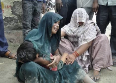 Vairāk nekā 50 cilvēku ir gājuši bojā drūzmā reliģiskā pasākumā Indijas ziemeļos