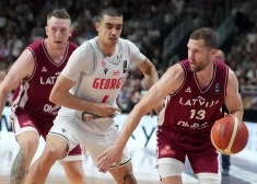 Latvijas basketbola izlase parāda savu spēku aizsardzībā un sagrauj Gruziju