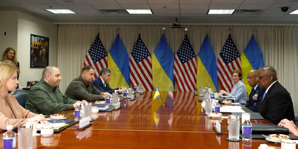 ASV paziņo par jaunu 2,3 miljardu dolāru militāro palīdzību Ukrainai