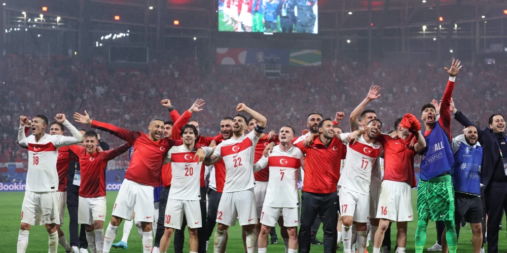 Turcijas futbolisti iztur Austrijas spiedienu un iekļūst Eiropas čempionāta ceturtdaļfinālā