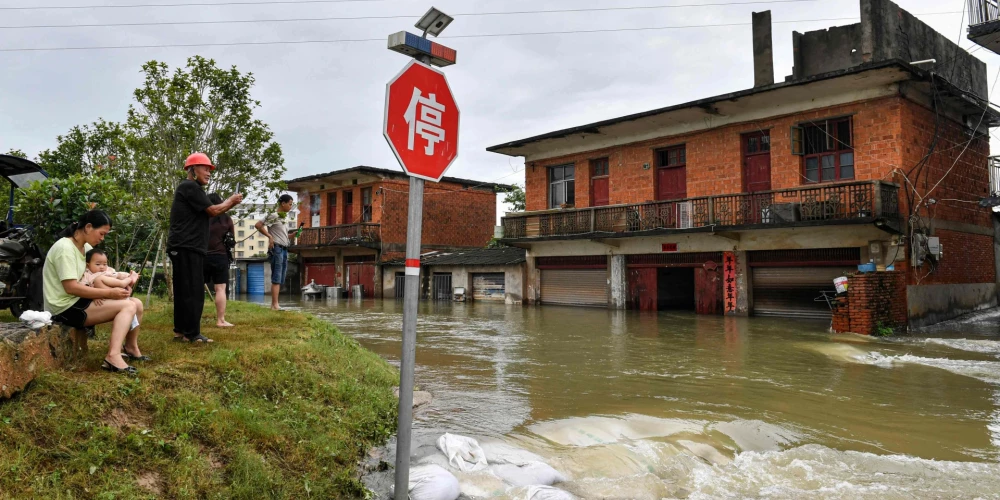 Ķīnā plūdu dēļ evakuēti 240 000 cilvēku
