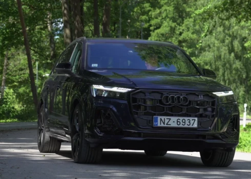 Auto ziņas: testa brauciens ar jauno Audi Q7 lādējamo hibrīdu