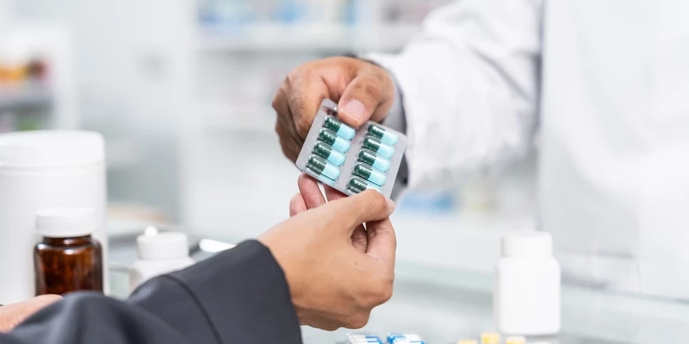 Aptieku biedrība: jaunais zāļu uzcenojuma modelis draud farmācijas nozarē izraisīt neparedzamu haosu
