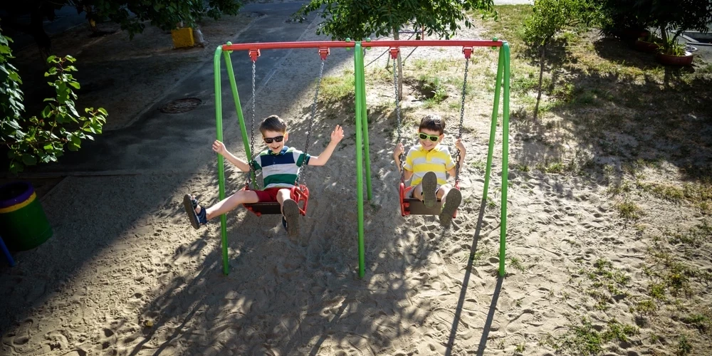 PTAC vērš vecāku uzmanību - kas jāatceras, pirms bērns dodas spēlēties rotaļu laukumā