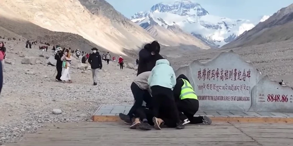 ВИДЕО: туристы подрались между собой за смотровую площадку у Эвереста