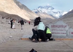 ВИДЕО: туристы подрались между собой за смотровую площадку у Эвереста