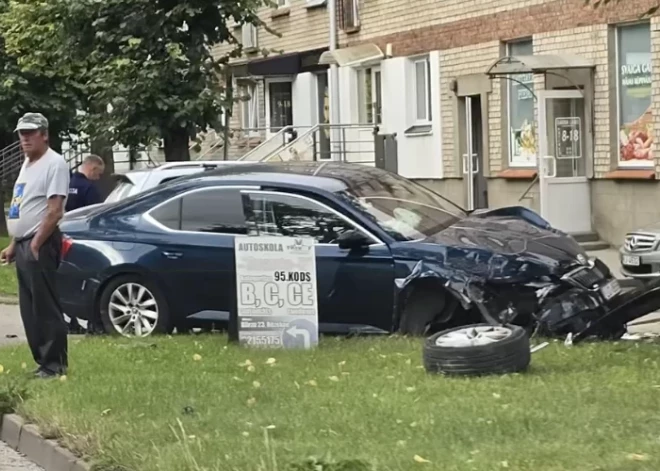 VIDEO: Rēzeknē pakaļdzīšanās laikā avarējis netrafarētais policijas auto