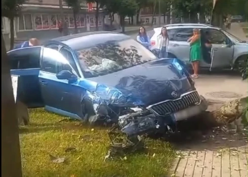 ВИДЕО: полицейская машина попала в аварию во время погони в Резекне
