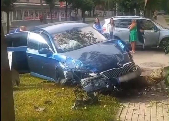 ВИДЕО: полицейская машина попала в аварию во время погони в Резекне