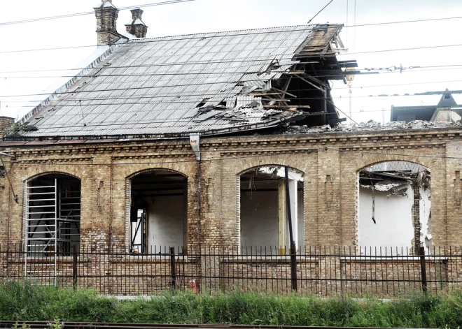 Rīgā, Gaisa tilta tuvumā atrodas vēsturiskas celtnes, kuru pašreizējais stāvoklis ir satraucis vairākus garāmgājējus – sociālajos tīklos arī atrodamas bildes, kurās redzams, ka 20. gadsimta sākumā realizētajai Latvijas ebreju izcelsmes arhitekta Paula Mandelštama vīzijai ir norauts jumts. Tur saimnieko “Rīgas satiksme” (RS).