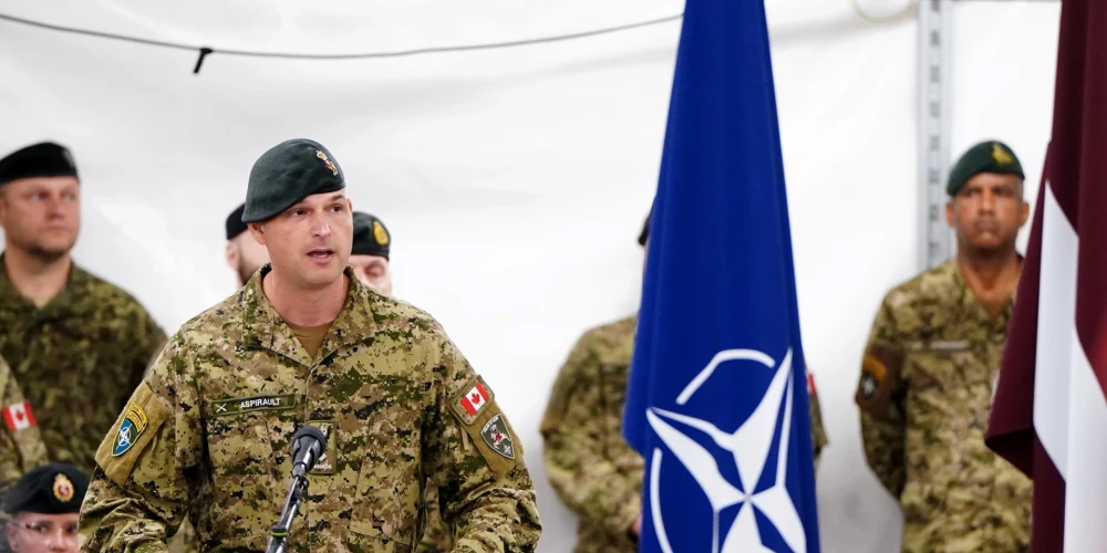 Ādažu militārajā bāzē notiek svinīga ceremonija, kas iezīmē NATO paplašinātās klātbūtnes Latvijā kaujas grupas palielināšanas līdz brigādes līmenim uzsākšanu un jaunās NATO daudznacionālās brigādes Latvijā izveidi, ko veidos vairāk nekā 3500 karavīri.