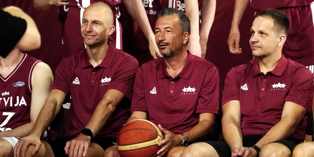 Latvijas vīriešu basketbola valstsvienības treneri Artūrs Visockis-Rubenis (no kreisās), valstsvienības galvenais treneris Luka Banki un treneris Jānis Gailītis.