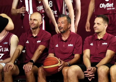 Latvijas vīriešu basketbola valstsvienības treneri Artūrs Visockis-Rubenis (no kreisās), valstsvienības galvenais treneris Luka Banki un treneris Jānis Gailītis.