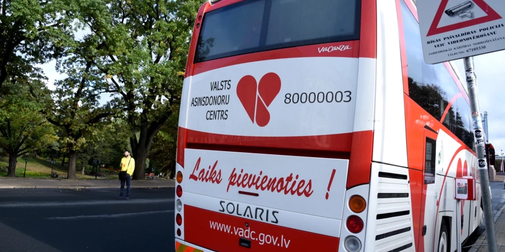 Призыв к потенциальным донорам - в Латвии критически не хватает крови