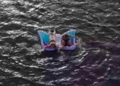ВИДЕО: в Вецаки чудом спасли пару, которую на матрасах унесло в море