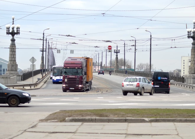 Uz Akmens tilta notikusi četru automašīnu sadursme