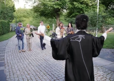 FOTO, VIDEO: ļaudis pulcējas "Ola Foundation" izstādes "Tava roka" atklāšanā