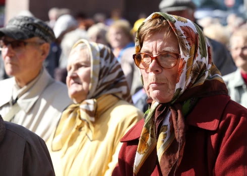 Minimālā pensija: kāpēc Latvijā sievietēm vecumdienās ir lielāks risks palikt bez iztikas līdzekļiem