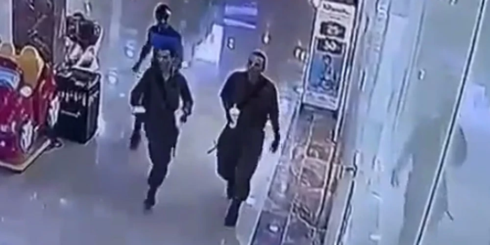 Uzbrucējs ar nazi tirdzniecības centrā no mugurpuses pielavās pie diviem Izraēlas karavīriem.