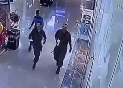 VIDEO: terorakts Izraēlas tirdzniecības centrā; uzbrucējs ar nazi no mugurpuses uzbrūk diviem karavīriem