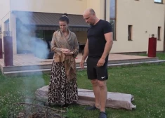 VIDEO: šova "Ģimene burkā" zvaigzne Kerkira veic īpašu rituālu, lai atbaidītu skauģus un nelabvēļus