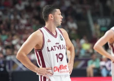 Rihards Lomažs uzrunā Latvijas basketbola izlases līdzjutējus un lūdz viņu palīdzību