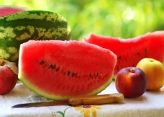 Какие ягоды и фрукты можно безопасно есть прямо с косточками?