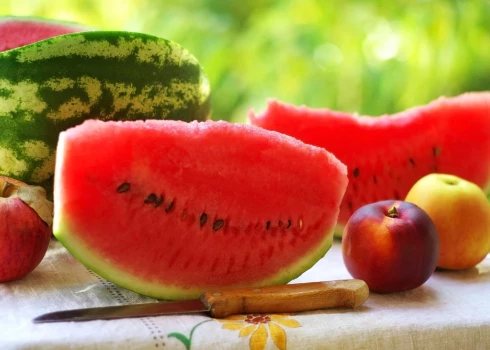 Какие ягоды и фрукты можно безопасно есть прямо с косточками?