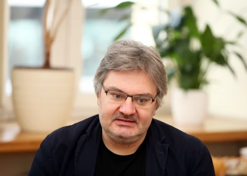 Aizdomās par seksuālu uzmākšanos studentei Kronlakam JVLMA Ētikas komisija februārī piesprieda disciplinārsodu.