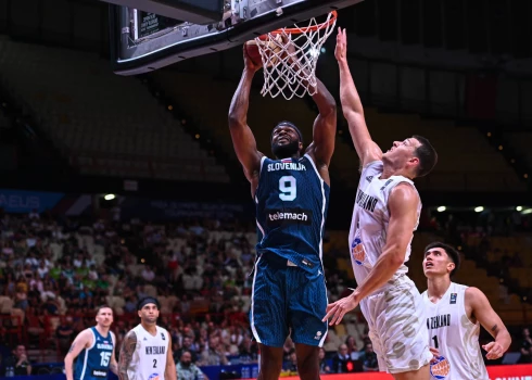 Slovēnijas vīriešu basketbola izlase Parīzes olimpisko spēļu kvalifikācijas turnīrā nodrošināja vietu pusfinālā.