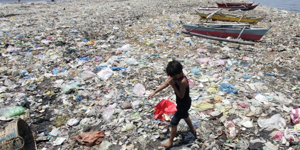 Filipīnas ir pasaulē lielākā okeāna piesārņotāja ar plastmasu, veidojot 36% no kopējā apjoma. Tā izskatās krastmala Manilā.