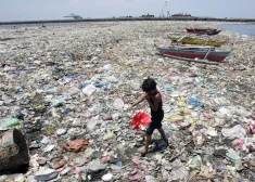 Filipīnās atkritumus maina pret rīsiem
