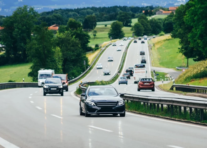 Īsi pēc traģiskas avārijas, kurā mira latvieši, Austrijā ievieš jaunus sodus ātruma pārkāpējiem