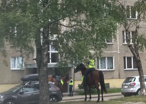 "Meklē prūšu zemi?" internetā jūsmo par policistiem, kas zirgu mugurās atjājuši uz Imantu