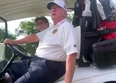 "Paskatieties uz to novārgušo s*** čupu!" Tramps pie golfa auto stūres augstprātīgi un rupji komentē debašu rezultātus ar Baidenu. VIDEO