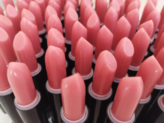 Lūpu balzamu sastāvā ir propoliss.