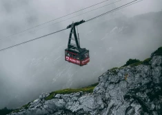 Трагедия в Итальянских Альпах: фуникулер протащил туристку по склону и сбросил в пропасть на глазах ее детей