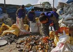 Everesta augstākā nometne ir nosēta ar sasalušiem atkritumiem, un sakopšana, visticamāk, prasīs gadus