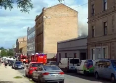 VIDEO: Rīgā deg daudzstāvu ēkas trešā stāva dzīvoklis; cietuši 4 cilvēki