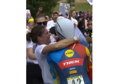 Велосипедиста наказали за то, что он во время гонки "Тур де Франс"... поцеловался с женой