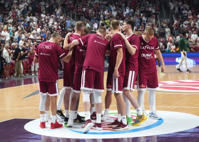 Latvijas vīriešu basketbola izlase sestdien Rīgā Parīzes olimpisko spēļu kvalifikācijas turnīra pusfinālā uzvarēja Kamerūnu, iekļūstot finālā.