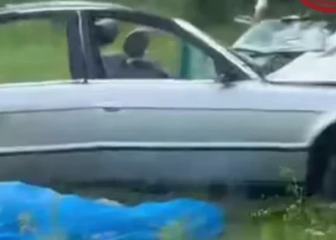 Engures pagastā automašīna BMW nobrauca no brauktuves, ietriecās kokā.