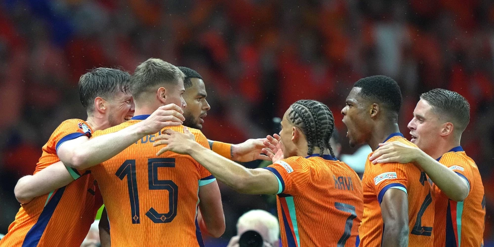 Nīderlandes vīriešu futbola izlase sestdien Berlīnē Eiropas čempionāta ceturtdaļfinālā ar rezultātu 2:1 (0:1) pārspēja Turciju.